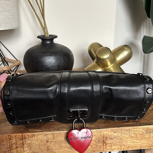 🔒❤️VTG NWOT BETSEY JOHNSON Leather Heart Lock Clutch❤️🔒 - Picture 7 of 15